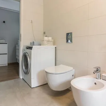 Modern And Elegant In A Quiet Part Of * 普拉