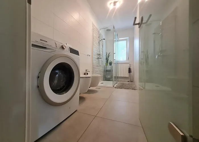 Modern And Elegant In A Quiet Part Of Πούλα