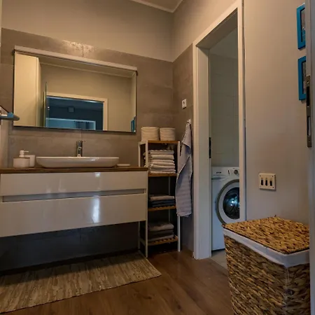 Апартаменти Modern And Elegant In A Quiet Part Of